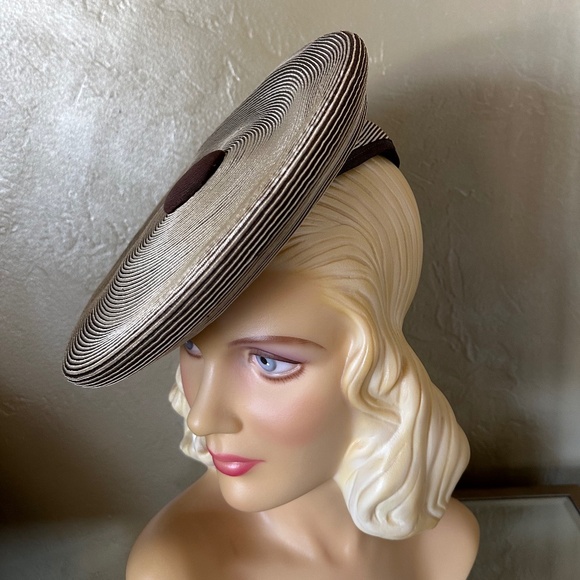 MARVELOUS 1940s' BEIGE/BROWN STRAW CIRCULAR TILT HAT WITH BROWN GROSGRAIN BUTTON - Picture 2 of 12